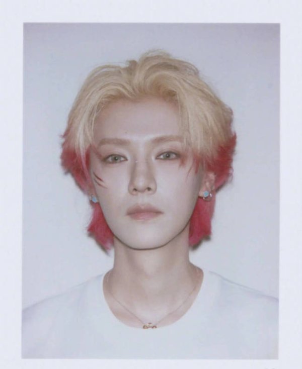 四川炒股配資 鹿晗“撕拉片”來了！一頭紅發(fā)帥得太權(quán)威